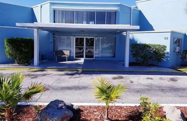 Super Charming 1 bedroom walk to the beach located in Satellite Beach