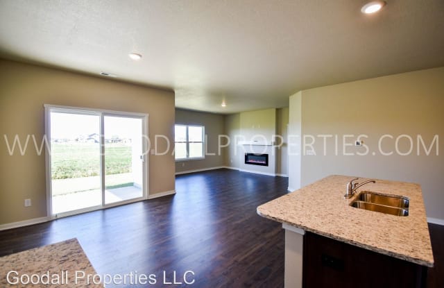 5422 145th St - 5422 145th St, Urbandale, IA 50323