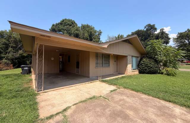 This conveniently located Russellville home