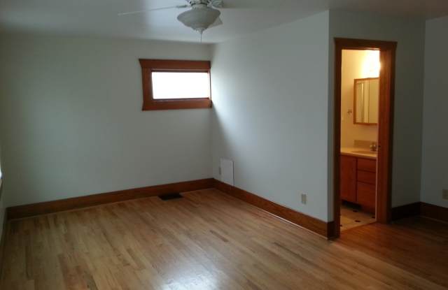 DOWNTOWN 4 BEDROOM DUPLEX!!! 4 bedroom duplex in DOWNTOWN IOWA CITY!