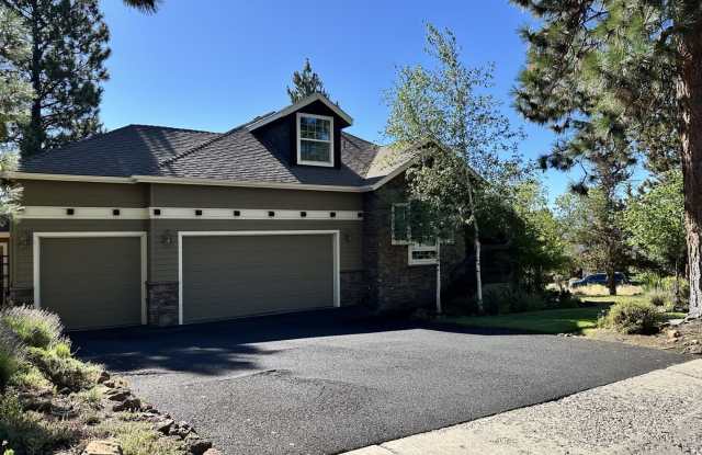Large Furnished home on Awbrey Butte