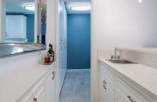 927 N Kings Rd unit: 317