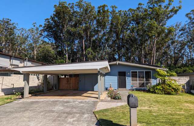 Country living in the City - Huge bonus room, entertainment deck, covered lanai and lots of storage.