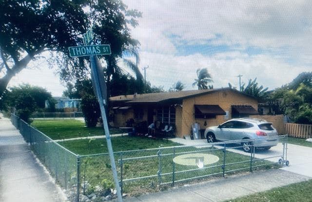 2/2 Spacious Corner Duplex W Fence in Hollywood - 2250 N 24th Ave, Hollywood, FL 33020