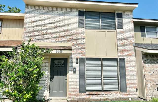 1601 N De Leon Street