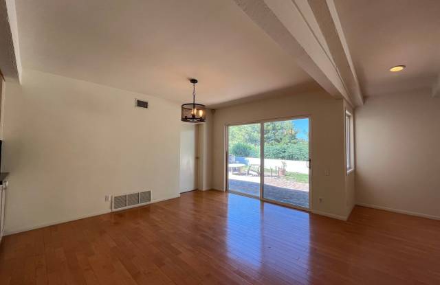 A hidden gem with tree-top view. Tranquil and private. Light and airy