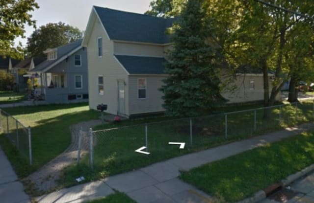 1050 1/2 9th St - 1050 1/2 9th St, Beloit, WI 53511