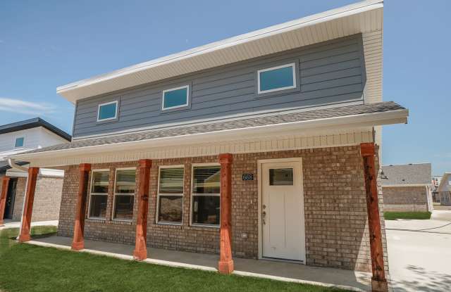 2 baths, very close to the university!!!