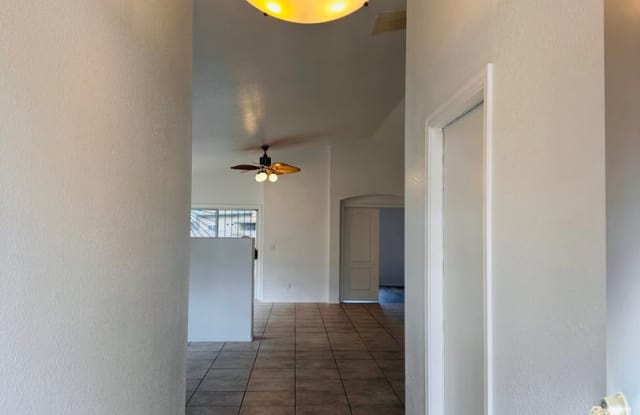 LOVELY HOME - 2 BEDROOM PLUS DEN - LARGE YARD