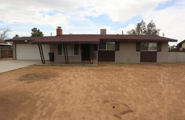 Apple Valley, 3 Bedroom, 2 Bathrooms, 1/2 acre property, Fully fenced photos photos