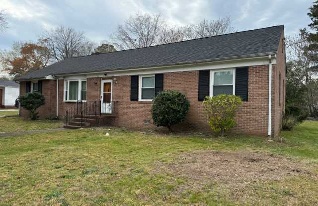 904 Forestview Dr, Colonial Heights