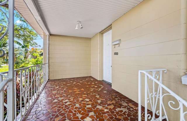 1005 W WOODLAWN AVENUE