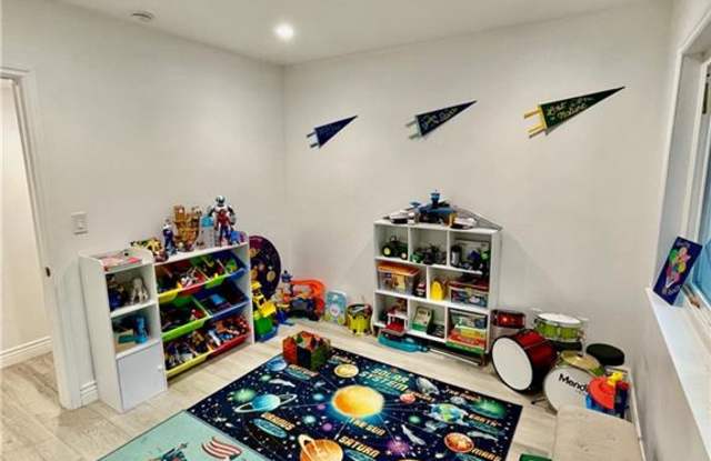 10468 Des Moines Avenue