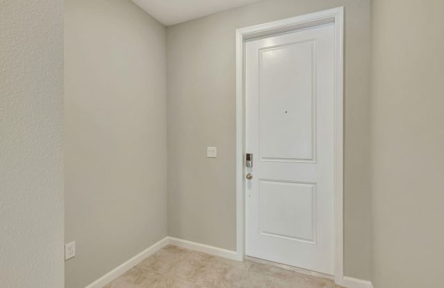 5694 SE Edgewater Circle