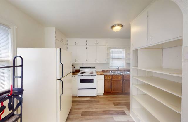 305 E Avenue D