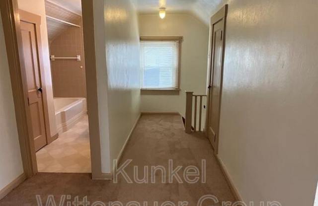 24 A Iowa Ave (Upstairs)