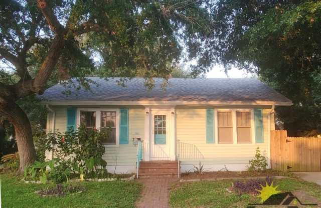 410 North Oleander Avenue