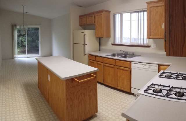 3/2 House with Double Car garage in McK