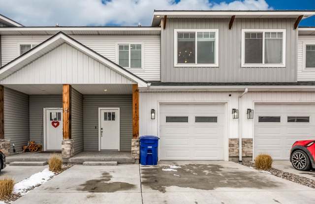 $300 off first month for March move-ins! - BEAUTIFUL 3 BED 2.5 BATH TOWNHOME IN SUGAR CITY