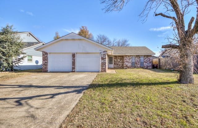 1607 Wind Hill Rd - 1607 Wind Hill Road, Norman, OK 73071