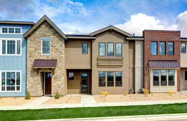 3 Bedroom 2.5 Bathroom Townhouse in Harris Ranch.