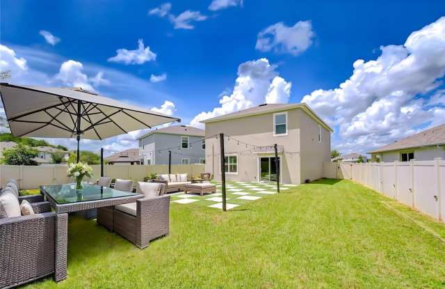 1382 CRESCENT HOOP WAY