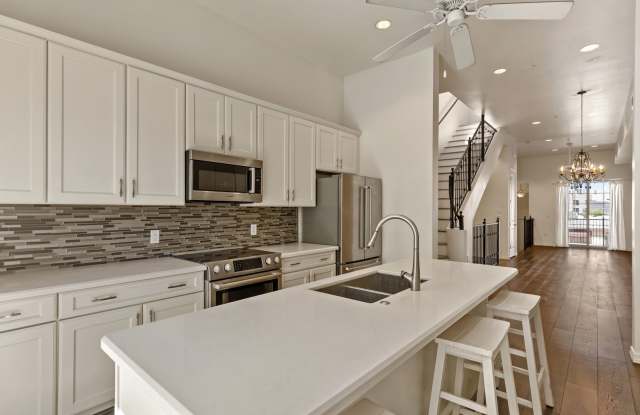 Beautiful Tri-level Tempe Townhouse with 3 beds & 3 baths!