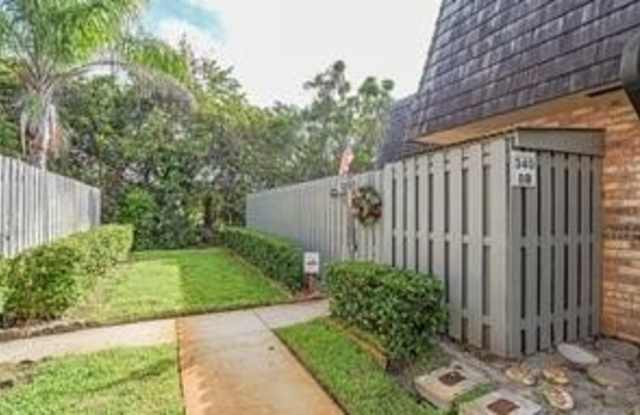 340 S Waverly Place unit: 8B