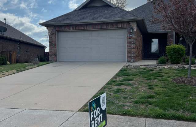 2 bedroom/2 bath townhouse with 2 car garage - 1446 West Sackett Street, Springfield, MO 65807