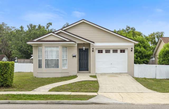 Winter Park 3 bedroom steps to shopping, dining.