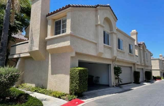 Photo of Beautiful 2 bedroom/2 bath end unit condo in lovely Lake Forest