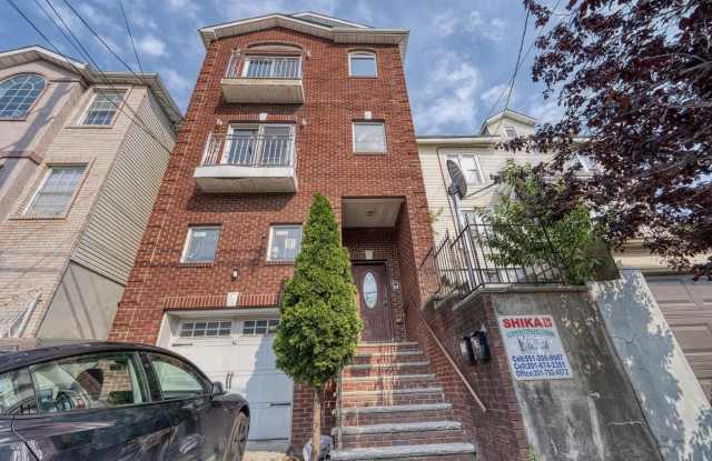 Photo of 392 LIBERTY AVE