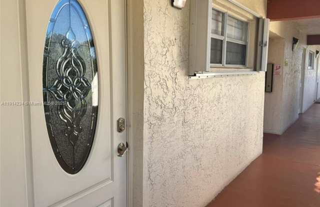 9811 N Hollybrook Lake Dr