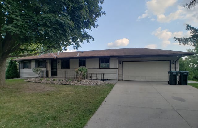 10649 Vessey Rd - 10649 Vessey Road, Bloomington, MN 55437