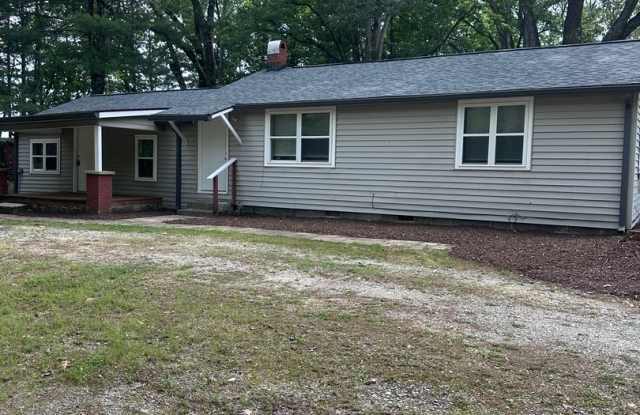 Private ranch with spacious yard! Can accommodate 5 bedrooms!