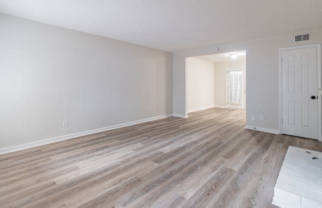 2BED/2.5BA Townhome located in Roswell @ Holcomb Bridge/GA 400