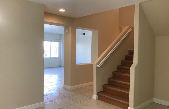 Nice House 5 beds 3.5 bath for lease in Eastvale