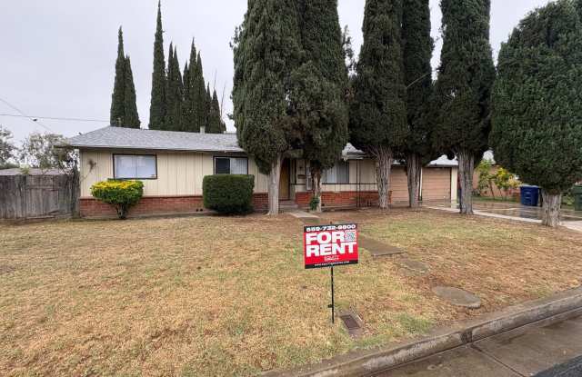 SW Dinuba Home Near Shopping Centers Available Now!