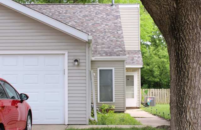 Spacious 2 Bedroom w/Vaulted Ceilings