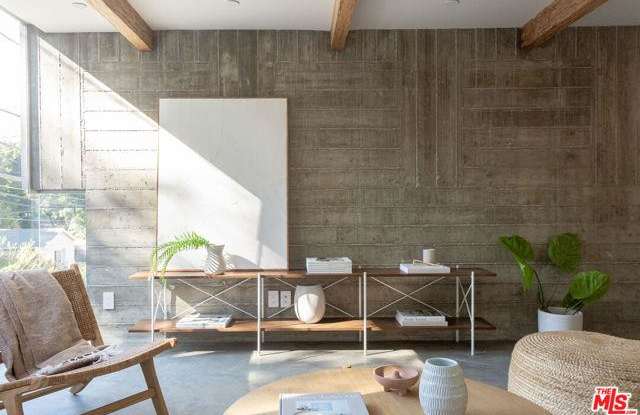 8872 Wonderland Avenue