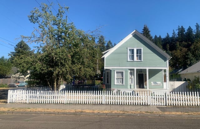 122 Center Street - 122 Center Street, Oregon City, OR 97045