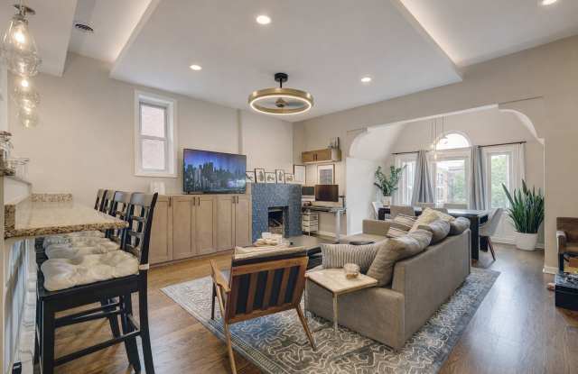 Photo of 1128 West Fullerton Avenue