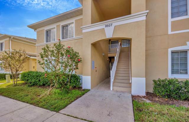 Beautifull 3 BR Condo w/ Washer Dryer + Screened Balcony