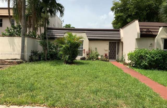 7318 Twin Sabal Dr - 7318 Twin Sabal Drive, Miami Lakes, FL 33014