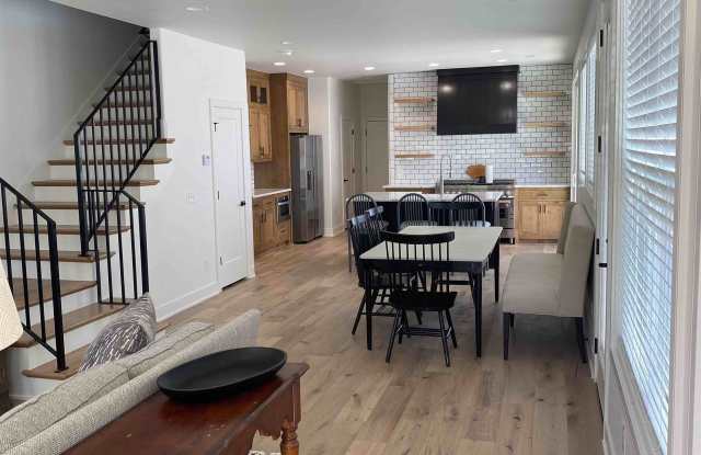 1047 South Hollywood Avenue