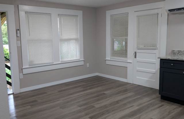 1233 E Ridgewood St - B