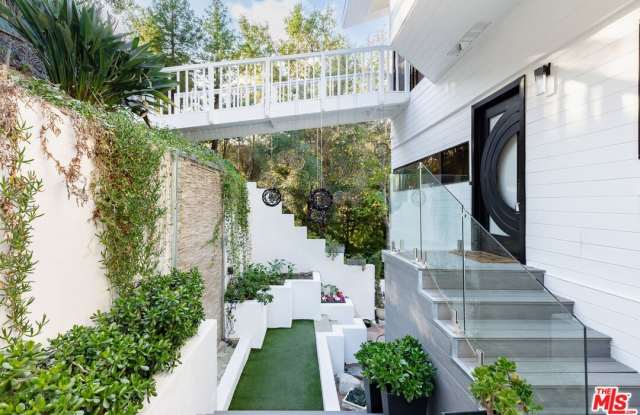 2350 Benedict Canyon Dr