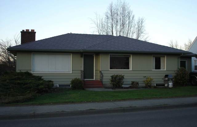 Spacious 5+bd/2.75 bath home on WWU bus route - 1415 Lakeway Drive, Bellingham, WA 98229