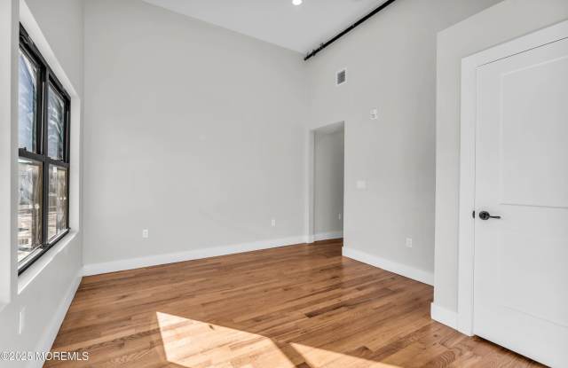 7 Broad Street unit: 3