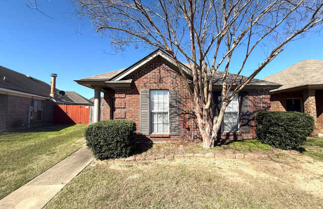 ** 3 bed 2 bath located in Thorington Trace ** Call 334-366-9198 to schedule a self tour